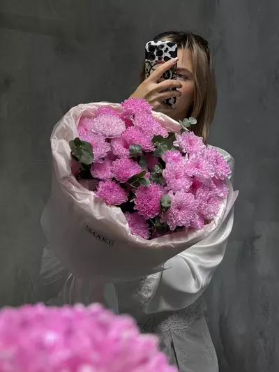 Букет из 5 ярко-розовых кустовых хризантем с эвкалиптом заказать с доставкой в Томске
