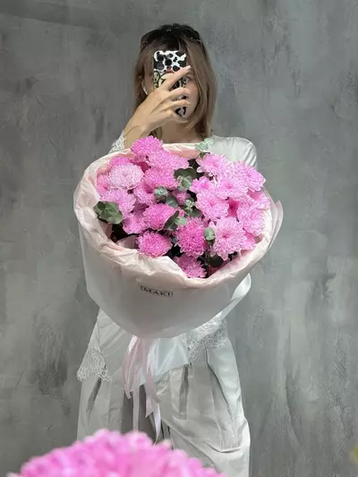 Букет из 5 ярко-розовых кустовых хризантем с эвкалиптом купить в Томске