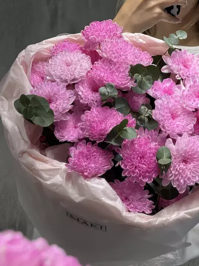 Букет из 5 ярко-розовых кустовых хризантем с эвкалиптом доставить по городу Томск