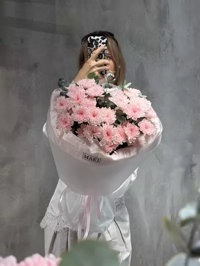 Букет из 5 нежно-розовых кустовых хризантем с эвкалиптом купить в Томске