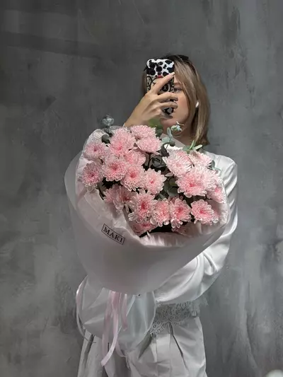 Букет из 5 нежно-розовых кустовых хризантем с эвкалиптом купить с доставкой