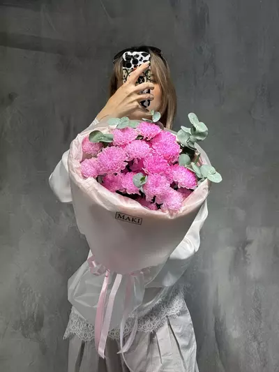 Букет из 3 ярко-розовых кустовых хризантем с эвкалиптом купить в Томске