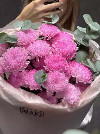 Букет из 3 ярко-розовых кустовых хризантем с эвкалиптом заказать в Томске