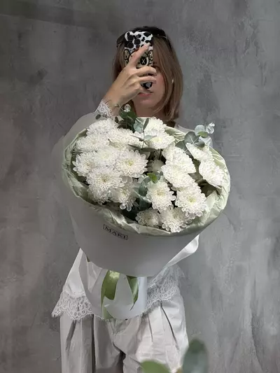 Букет из 5 белых кустовых хризантем с эвкалиптом купить в Томске