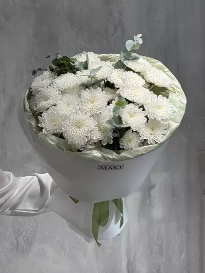 Букет из 5 белых кустовых хризантем с эвкалиптом купить с доставкой в Томске