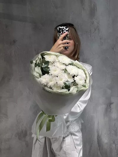 Букет из 3 белых кустовых хризантем с эвкалиптом купить в Томске