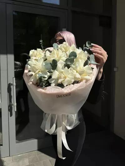 Букет из 7 белых французских роз с эвкалиптом купить в Томске