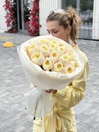 Букет из 15 пионовидных роз Priscilla в оформлении купить в Томске