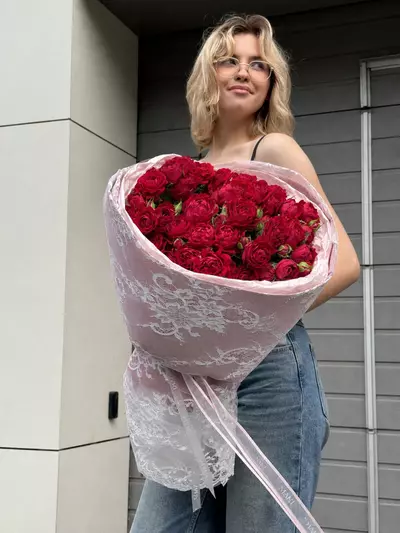 Букет из 11 красных кустовых роз купить в Томске