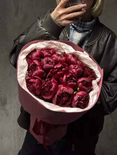 Оформить заказ на букет из 15 бордовых пионов Red Charm в Томске