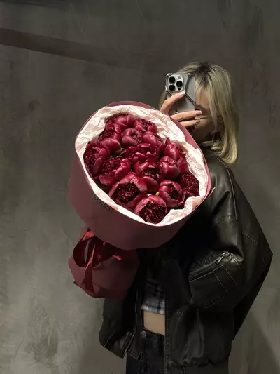 Купить букет из 15 бордовых пионов Red Charm в Томске