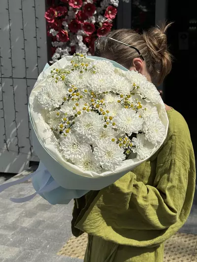 Заказать букет из кустовых хризантем и ромашек в Томске