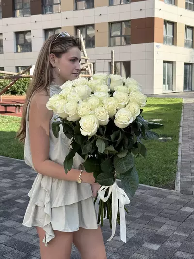 Купить Букет из 25 белых роз 70 см в Томске