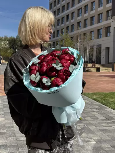Букет из 15 бордовых пионов Red Charm с эвкалиптом купить в Томске