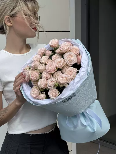 Букет из 9 нежно-розовых кустовых роз доставить по городу Томск
