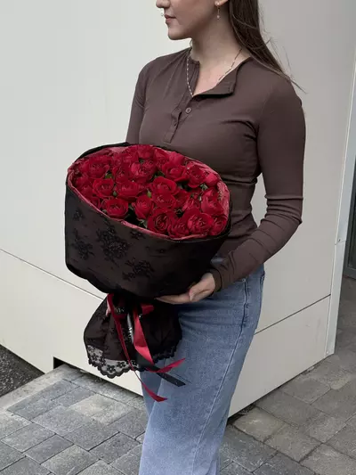 Букет из 9 красных кустовых роз купить в Томске