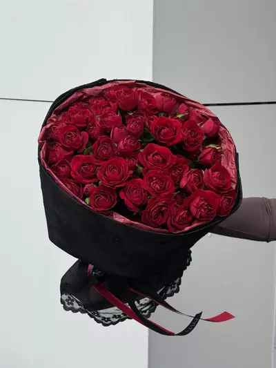 Букет из 9 красных кустовых роз купить в Томске с доставкой