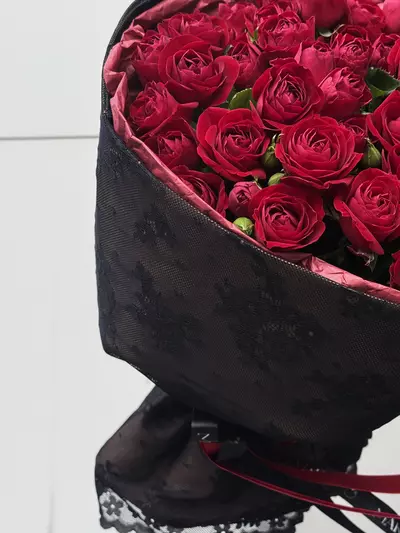 Букет из 9 красных кустовых роз заказать в Томске