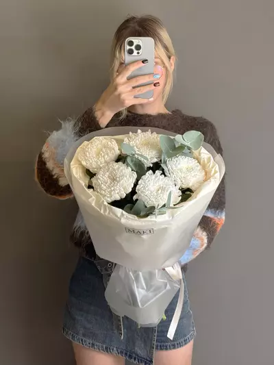 Букет из 5 одиночных хризантем Tutu с эвкалиптом заказать в Томске