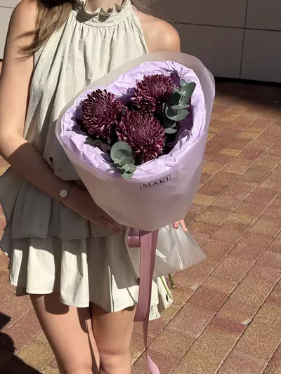 Купить букет одиночных хризантем Bigoudi Purple с эвкалиптом в Томске