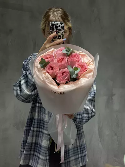 Купить Букет из 7 пионовидных роз Pink Expression с эвкалиптом в Томске