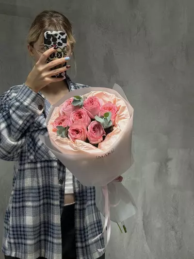 Заказать Букет из 7 пионовидных роз Pink Expression с эвкалиптом с доставкой на дом в Томске