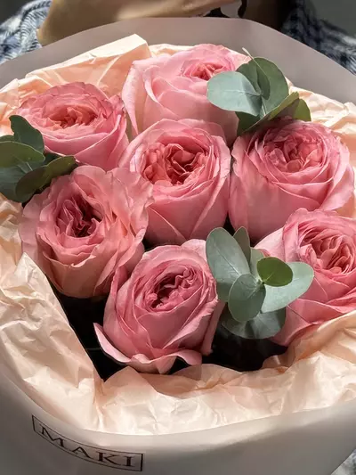 Доставка Букет из 7 пионовидных роз Pink Expression с эвкалиптом по городу Томск