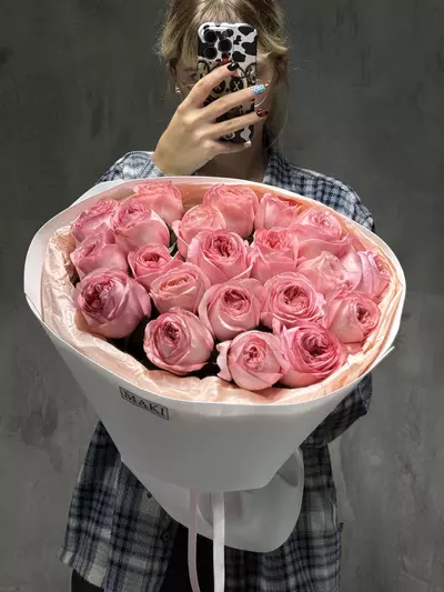Букет из 21 пионовидной розы Pink Expression в оформлении доставить по городу Томск