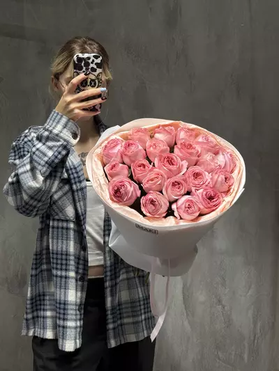 Оформить заказ на букет из 21 пионовидной розы Pink Expression в оформлении в Томске