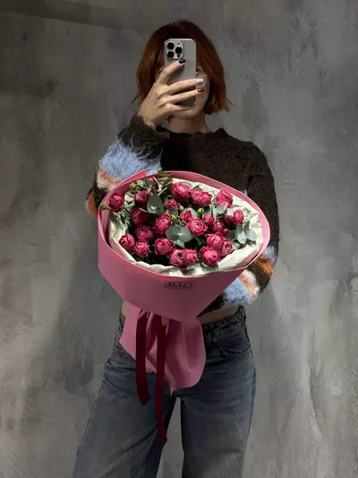 Купить букет из кустовых роз с эвкалиптом в Томске
