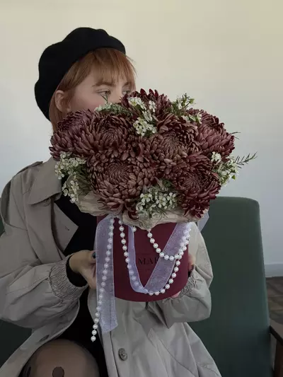 Заказать композицию в шляпной коробке "Карамельный эспрессо" с доставкой по городу Томск