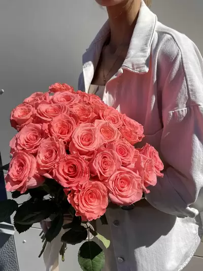 Букет из 25 коралловых роз купить