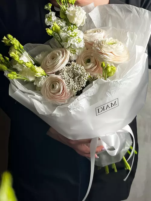 Купить Сборный букет с ранункулюсами "Цветочная арфа" с доставкой по городу