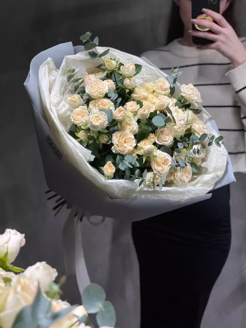 Купить Букет из 15 кустовых роз в эвкалиптом  в ТомскеКупить Букет из 15 кустовых роз в эвкалиптом  в Томске