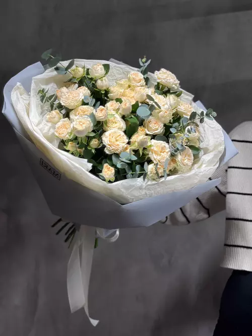 Купить Букет из 15 кустовых роз в эвкалиптом  в Томске