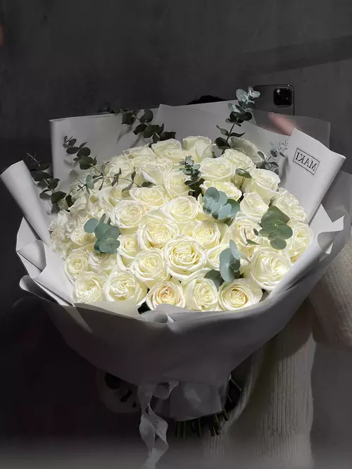 Купить  Букет из 51 белой розы "Плайа Бланка" в Томске на 8 Марта