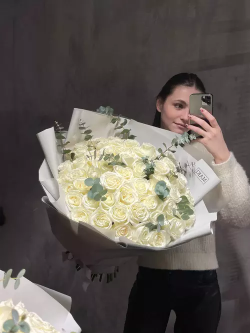 Купить  Букет из 51 белой розы "Плайа Бланка" в Томске на 8 Марта