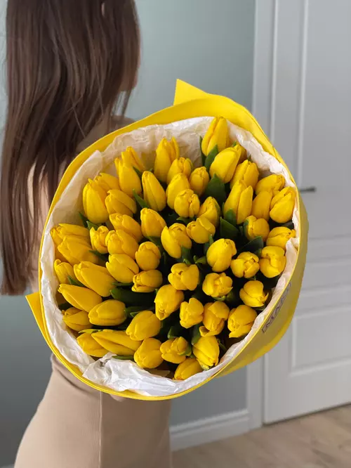 Купить Букет из 55 желтых тюльпанов "Солнечный март"  в Томске на 8 Марта