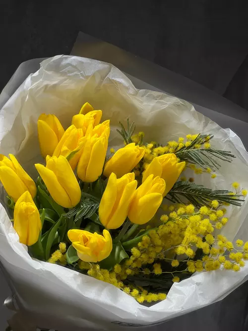 Купить Весенний букет с тюльпанами и мимозой  в Томске