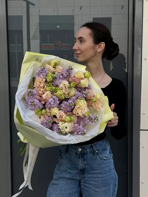 Подарить Дуобукет из сиреневой маттиолы и персиковой кружевной эустомы  с быстрой доставкой по городу Томску