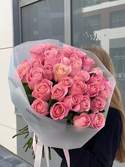 Заказать Букет из 35 нежно-розовых классических роз в оформлении на праздник