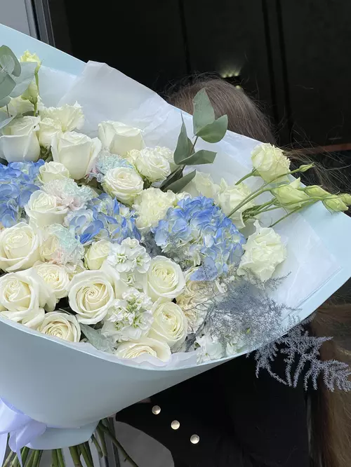 Сборный букет в бело-голубой гамме "Небесная гладь" купить в Томске