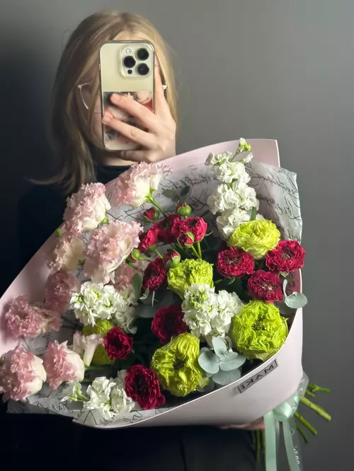 Заказать Сборный букет с пионовидными розами "Рошель" с доставкой по городу Томск
