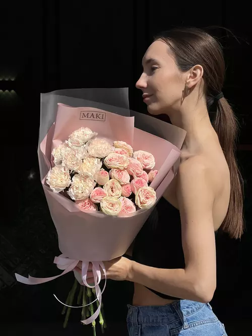 Купить Дуобукет из нежно-розовой кустовой розы и бежевой гвоздики в оформлении в Томске