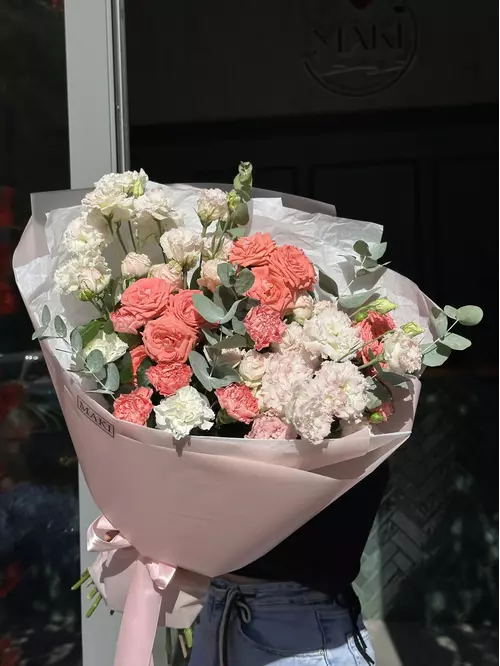 Купить Сборный букет с кустовыми розами "Нежный поцелуй" в Томске