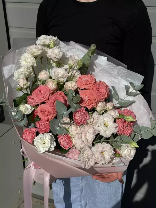 Купить Сборный букет с кустовыми розами "Нежный поцелуй" с доставкой по городу Томск