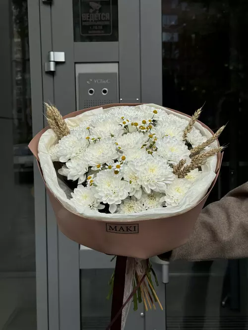 Оформить доставку на Дуобукет из кустовой хризантемы и матрикарии в оформлении в городе Томск
