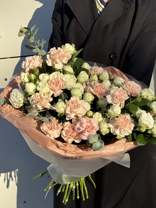 Оформить заказ на Букет с кустовыми розами и гвоздиками "Величие" в городе Томск