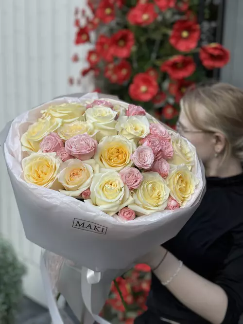 Купить Дуобукет из кустовых и одиночных пионовидных роз в оформлении в Томске