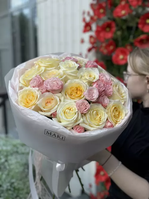 Заказать с бесплатной доставкой по Томску Дуобукет из кустовых и одиночных пионовидных роз в оформлении